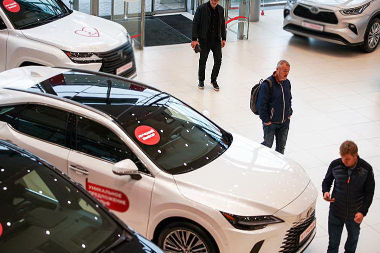Российский авторынок потихоньку падает