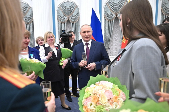 Президент РФ вручил государственные награды россиянкам за выдающиеся заслуги