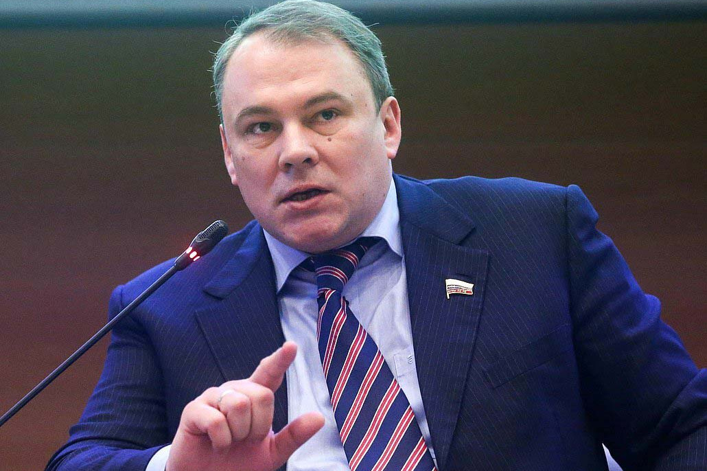 Петр Толстой о том, что, если не суетиться, то мимо тебя проплывет труп твоего врага