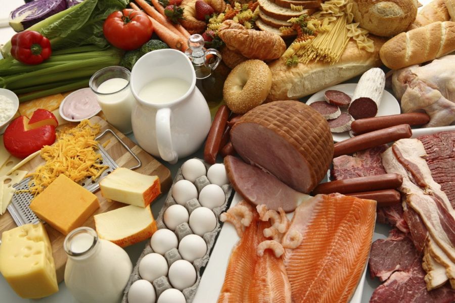 Зарплаты упали в долларах, но поднялись в килограммах мяса и картофеля