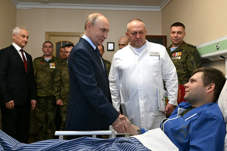 Президент посетил военный госпиталь