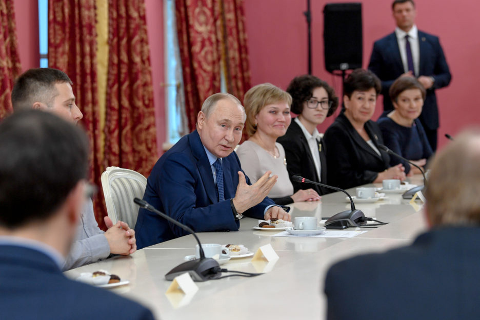 Путин прокомментировал, почему люди стали меньше читать книги